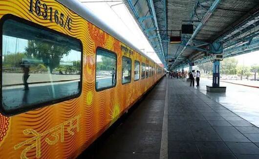 દેશમાં દરરોજ કરોડો મુસાફરો ટ્રેનમાં મુસાફરી કરે છે. જેમના માટે રેલવે હજારો ટ્રેનો ચલાવે છે. ટ્રેનની મુસાફરી ખૂબ જ આરામદાયક અને સુવિધાજનક છે. આ જ કારણ છે કે મોટાભાગના લોકો ટ્રેનમાં મુસાફરી કરવાનું પસંદ કરે છે.લાંબા અંતરની ટ્રેન મુસાફરીમાં સૌથી મોટી સમસ્યા એ છે કે ખોરાકની યોગ્ય વ્યવસ્થા કરવામાં આવતી નથી. ક્યારેક મુસાફરો સ્ટેશન પરથી ઉતાવળમાં કંઈ પણ લઈ લે છે. ક્યારેક ડબ્બાવાળા પર આધાર રાખવો પડે છે. આ જ કારણ છે કે મુસાફરી આરામદાયક હોવા છતાં મનમાં હંમેશા જમવાની ચિંતા રહે છે.