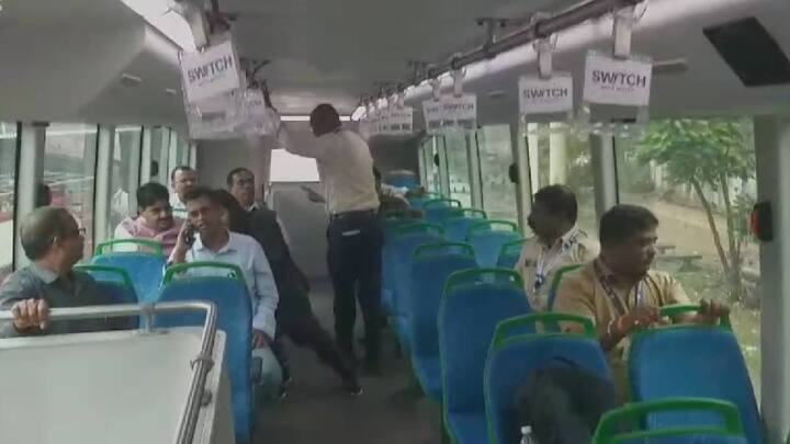 60 सिटींग आणि 25 स्टँडिंग अशी एकूण 85 प्रवाशांची क्षमता या बसची असून डबल डेकर बसला पाहायला आणि पहिल्यांदा ट्रायल रन करायलाही प्रवाशांनी गर्दी केली होती.