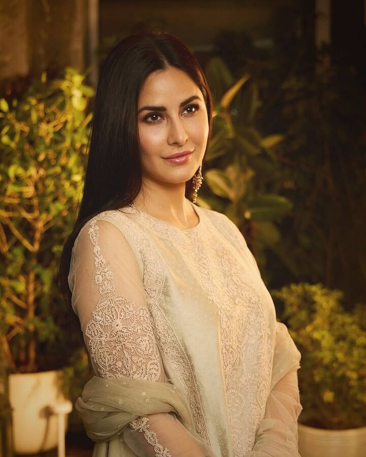 This suit look of Katrina is perfect for any wedding or home function. He has completed the look with open straight hair and heavy earrings.