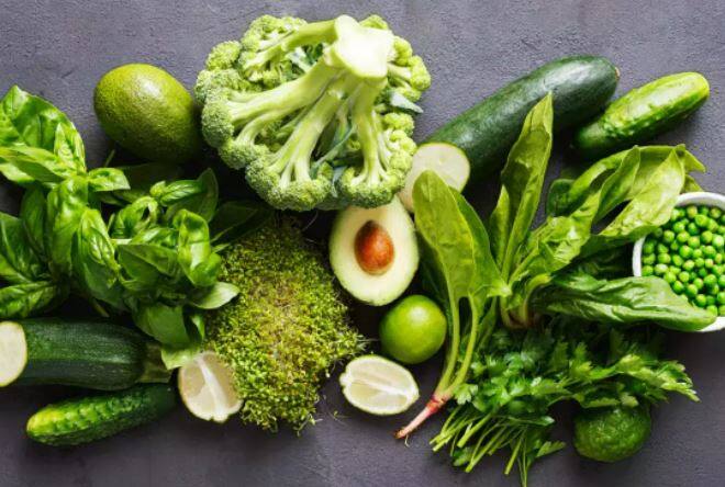 Unhealthy Vegetables in Monsoon: વરસાદની ઋતુ તાજગી અને ઠંડક લાવે છે પરંતુ તે અનેક રોગોનું જોખમ પણ વધારે છે. આ ઋતુમાં ભેજને કારણે શાકભાજી પર બેક્ટેરિયા અને જંતુઓ ઝડપથી વધે છે. જો તમે સાવચેત ન રહો તો આ શાકભાજી સ્વાસ્થ્યને નુકસાન પહોંચાડી શકે છે.