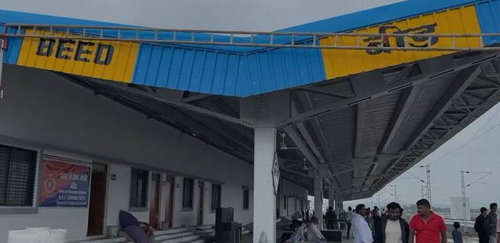बीडच्या पालवण भागात आधुनिक सुविधांसह रेल्वे स्थानकाची निर्मिती करण्यात आली आहे.