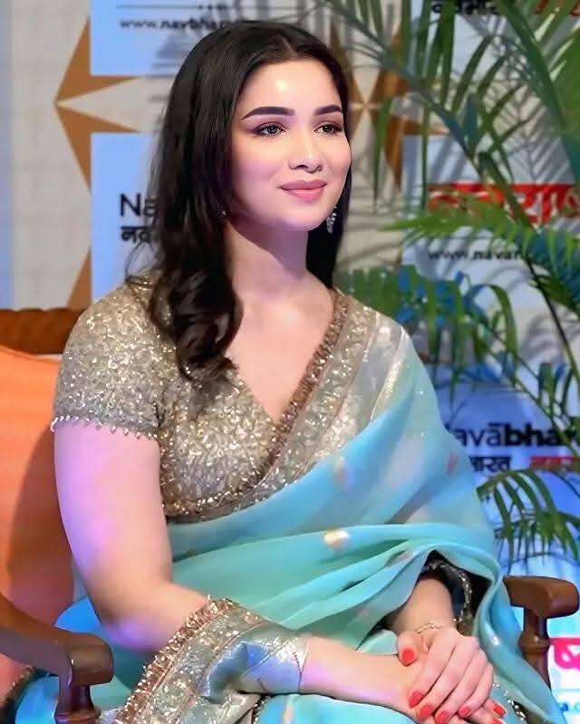 सारा की खासियत है कि उनके पोस्ट पर फॉलोअर्स की एंगेजमेंट बहुत अच्छी होती है. हर फोटो या वीडियो पर लाखों लाइक्स और हजारों कमेंट्स आते हैं. लोग सिर्फ उनकी फोटो पसंद ही नहीं करते, बल्कि उनकी पर्सनालिटी और स्टाइल के टिप्स भी सीखना चाहते हैं.