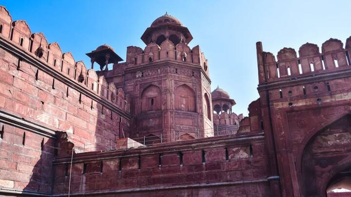 अंग्रेजों ने इस रंग का इस्तेमाल अपनी शक्ति और प्रभुत्व दिखाने के लिए किया. इस तरह सफेद से लाल हुआ किला, लोगों की नजरों में हमेशा के लिए लाल किला कहलाने लगा.