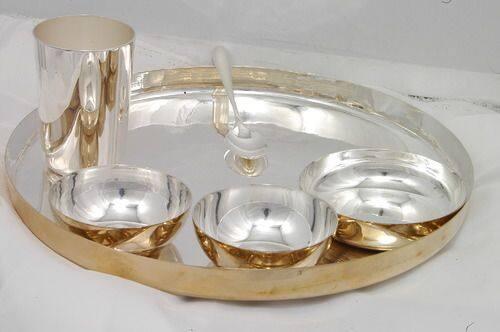 आयुर्वेदात चांदीचे दागिने व भांडी शरीराला थंडावा देतात. झोपण्यापूर्वी चांदीच्या भांड्यातून पाणी पिल्याने मन शांत होत आणि शांत झोप लागते.