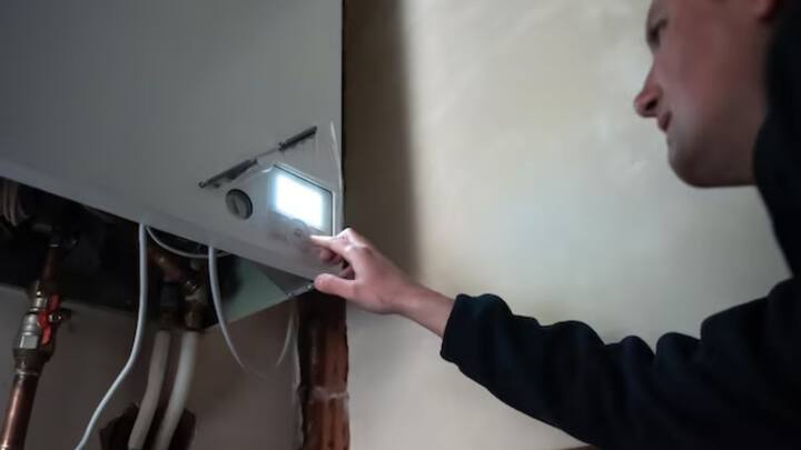 जानकारों के मुताबिक इनवर्टर को हमेशा ऑन रखने से बैटरी चार्जिंग का साइकल सही बना रहता है. इसका फायदा यह होता है कि बिजली कटने पर तुरंत बैकअप मिल जाता है और जो काम कर रहे होते हैं बिना रुके चलता रहता है. सुविधा के लिहाज से यह तरीका सही है.