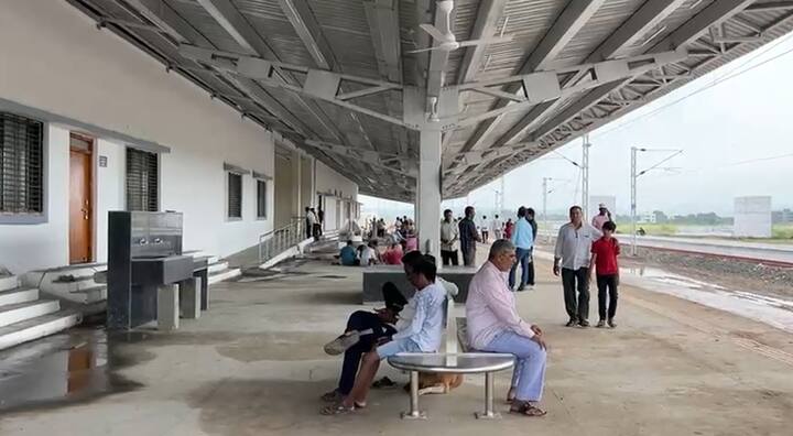 बीडमधील काही शाळांकडून विद्यार्थ्यांना पहिल्या रेल्वेची सफर घडवली जाणार आहे.