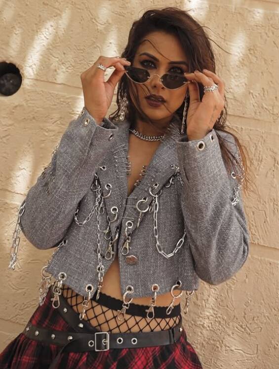 Nia's western style is quite cool. This jacket and skirt looks Nia killer.