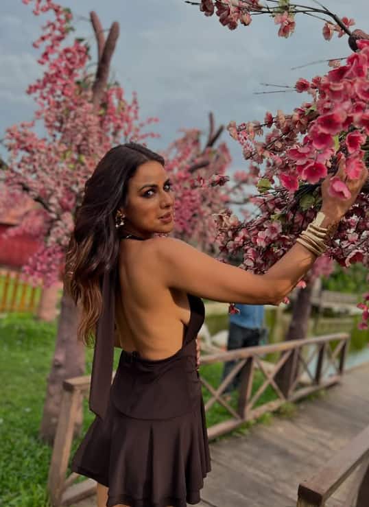 Nia is looking sizzling in this backless dress. Smokey IMECup and Middle Parted Hairstyle is enhancing her look.
