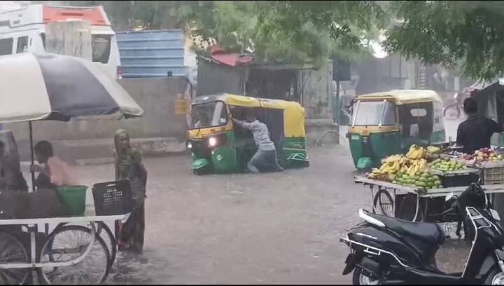 Gujarat Rain: વલસાડ, નવસારી, તાપી, ડાંગ, દમણ અને દાદરા અને નગર હવેલી માટે યેલો અલર્ટ જાહેર કરવામાં આવ્યું છે. જ્યારે રાજ્યના અન્ય જિલ્લાઓમાં હળવાથી મધ્યમ વરસાદ પડી શકે છે. આ ઉપરાંત, આગામી નવરાત્રીના તહેવાર દરમિયાન પણ હળવા વરસાદની શક્યતા રહેલી છે, જે ખેલૈયાઓની મજા બગાડી શકે છે.