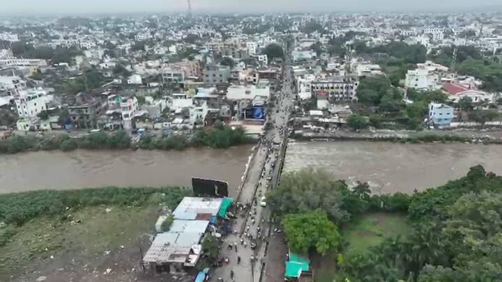 या गावात जाण्यासाठी दोन रस्ते असून सिंदफणा नदीला पूर आल्यास हे रस्ते बंद होतात आणि त्यामुळे या गावाचा संपर्क तुटतो अशी माहिती गावकऱ्यांकडून देण्यात आली आहे. दोन दिवसापासून प्रशासन संपर्कात असल्यास देखील गावकऱ्यांकडून सांगण्यात आलय.