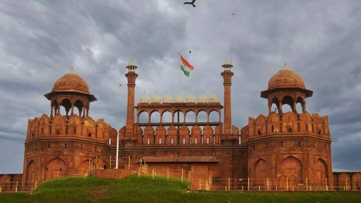 उस दौर में यह किला चमचमाता हुआ सफेद दिखाई देता था और इसकी भव्यता दूर से ही लोगों को आकर्षित करती थी. समय बीतने के साथ किले की दीवारों पर चढ़ी सफेद चूने की परत कमजोर होने लगी.