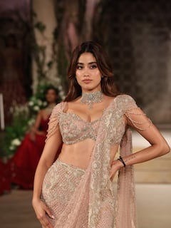 जाह्नवी कपूर की 10 खूबसूरत तस्वीरें, 'संस्कारी' लुक में भी ग्लैमरस दिखती हैं एक्ट्रेस