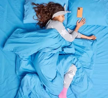 79 અભ્યાસોની સમીક્ષામાં જાણવા મળ્યું છે કે જેઓ 7 કલાકથી ઓછી ઊંઘ લે છે તેમના માટે મૃત્યુનું જોખમ 14 ટકા વધ્યું છે, જ્યારે જેઓ 9 કલાકથી વધુ ઊંઘે છે તેમના માટે આ જોખમ 34 ટકા વધ્યું છે. એટલે કે, વધુ પડતી ઊંઘ ખૂબ ઓછી ઊંઘ જેટલી જ ખતરનાક હોઈ શકે છે. 2018ના બીજા એક અભ્યાસમાં પણ સમાન પરિણામો મળ્યા હતા. ડિપ્રેશન, ક્રોનિક પીડા (લાંબા ગાળાનો દુખાવો), સ્થૂળતા અને વજનમાં વધારો, ટાઇપ 2 ડાયાબિટીસ વધુ ઉંઘ લેવા સંબંધિત રોગો છે.