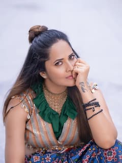 Anasuya Bharadwaj Saree Photos: చీరకు ఆ పవర్... అనసూయ లేటెస్ట్ శారీ ఫోటోలు, ఆ క్యాప్షన్ చూశారా?