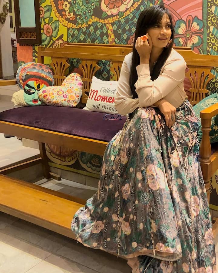 Maria often shares her photos and her style on social media, and she is known for an elegant and grreshful personality.
