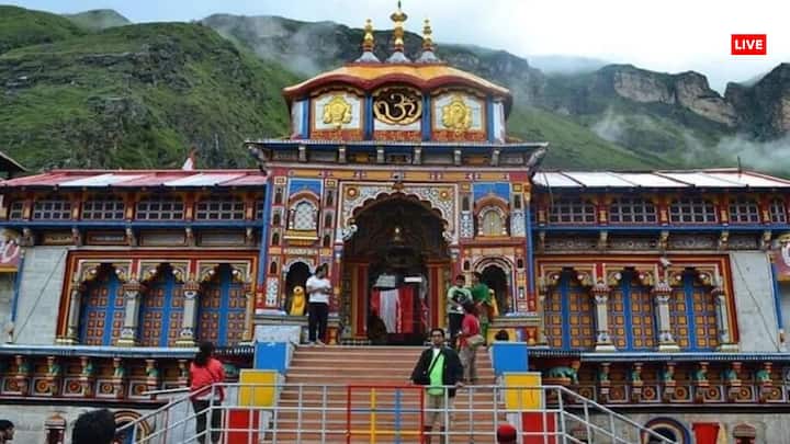 उत्तराखंड की चारधाम यात्रा में भीड़ नियंत्रण करने के साथ दर्शन में पारदर्शिता बनाए रखने के लिए वीआईपी दर्शन को पूरी तरह से बंद कर दिया गया है. यहां सभी के लिए दर्शन के एक समान ही नियम हैं.