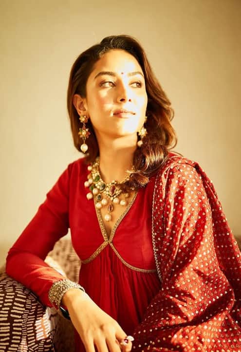 In this picture, Meera Rajput Lal looks very beautiful and elegant in the red traditionalout and heavy jewelery.