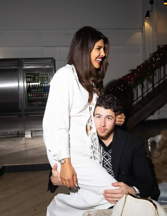 प्रियंका ने तस्वीरों के साथ एक प्यारा सा कैप्शन भी लिखा – 'खुशकिस्मत हूं कि तुम मिले…'. इस पोस्ट के जरिए उन्होंने अपने पति के लिए अपने प्यार को दुनिया के सामने जाहिर किया.