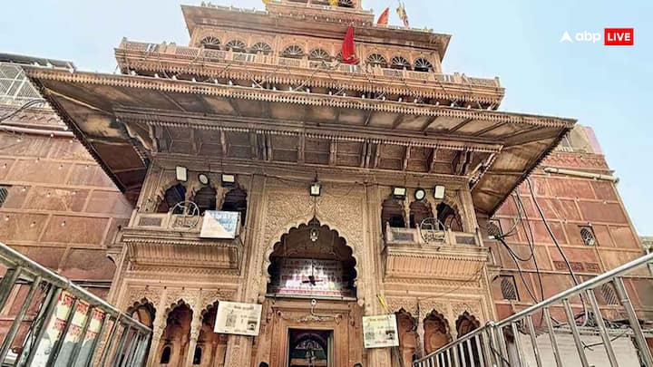 उत्तर प्रदेश के बांके बिहारी मंदिर में अब VIP दर्शन व्यवस्था को समाप्त कर दिया गया है. आम और खास सभी श्रद्धालु एक ही लाइन में लगकर बांके बिहारी के दर्शन करेंगे. मंदिर समिति ने वीआईपी गैलरी को हटाने पर भी सहमति जताई है.