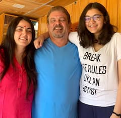 स्मृति ईरानी की सौतेली बेटी शनैल ईरानी की 10 तस्वीरें, खूबसूरती में मां को भी छोड़ा है पीछे