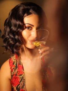 Amyra Dastur PHOTO: ફ્રન્ટ કટ ડ્રેસમાં અમાયરા દસ્તુરે ફ્લોન્ટ કર્યો ટોન્ડ લેગ