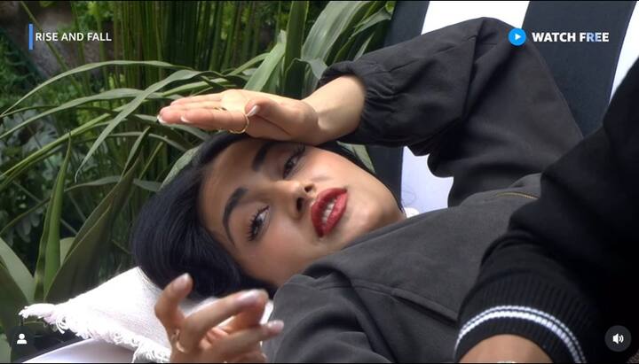 अरबाज फिर धनश्री से पूछते हैं, “लोग ये बात कर रहे थे कि आपने चीट किया.” इस पर रिएक्ट करते हुए धनश्री ने कहा,” वो तो फैलाएंगे ना, फालतू बात, उनको डर है ना कि मैं मुंह ना खोल दूं तो दबाएंगे ना.अरबाज मैं बताऊंगी ना एक एक बात, आप ये शो आपको पीनट्स लगेगा.