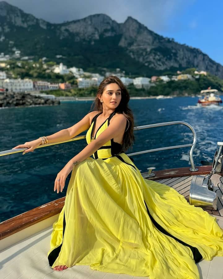 येलो कलर की इस लॉन्ग ड्रेस में तान्या प्रिंसेस वाइब्स दे रही हैं. इस फोटो में वो सुंदर के बीच जहाज पर पोज देती दिख रही हैं.