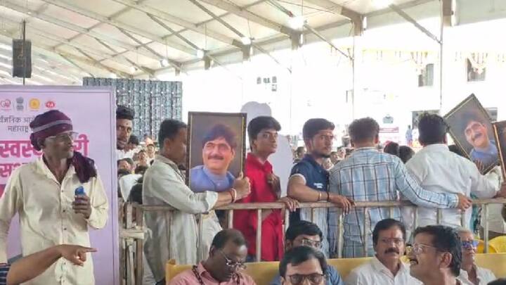 बीड जिल्ह्यातील कानाकोपऱ्यातून बीडकरांनी नव्याने आलेली बीडची रेल्वे पाहण्यासाठी गर्दी केली होती. नव्या बीड रेल्वे स्थानकावर फोटो, व्हिडिओ काढण्यासाठी, सेल्फी घेण्यासाठी नागरिकांची रीघ पाहायला मिळाली.