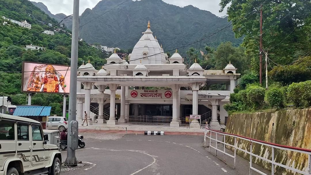 जम्मू: वैष्णो देवी यात्रा फिर रोकी गई, जानिए क्या है ताजा अपडेट? Vaishno Devi Yatra suspended again due to bad weather in Jammu Kashmir जम्मू: वैष्णो देवी यात्रा फिर रोकी गई, जानिए क्या है ताजा अपडेट?