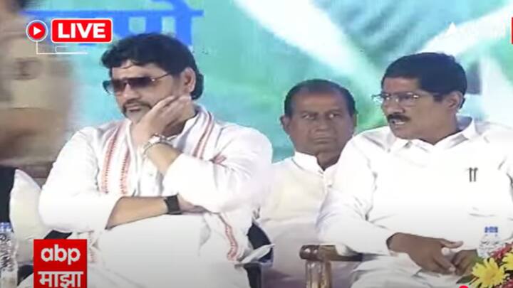 धनंजय मुंडे आणि बजरंग सोनावणे हे दोघेही व्यासपीठावर बराचवेळ एकमेकांशी बोलत होते.