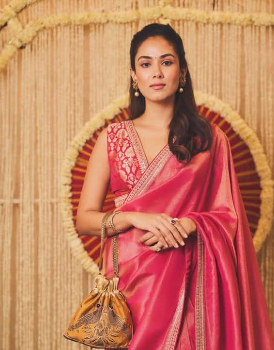 In this picture, Meera Rajput is seen looking very beautiful and gorgeous in pink saree and traditional jewelery.