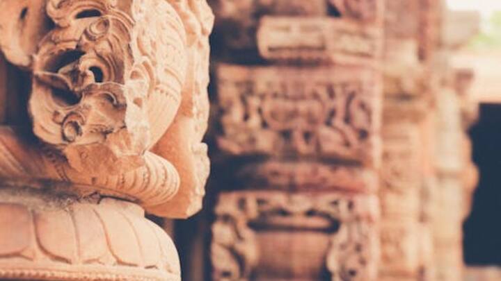 इस अफरा-तफरी में सीढ़ियों पर भारी दबाव बढ़ा और लोग दरवाजे की तरफ धकेलते चले गए. दुर्भाग्य से दरवाजे अंदर की ओर खुलते थे, जिसके कारण बाहर निकलने का रास्ता बंद हो गया. झरोखों से आती हल्की रोशनी भी भीड़ के कारण ढक गई और स्थिति और भयावह हो गई.