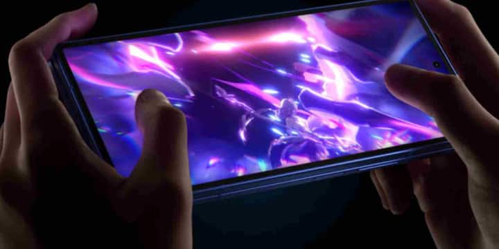 iPhone 17 Pro Max कैमरा क्वालिटी और बैटरी परफॉर्मेंस में दमदार साबित होता है जबकि Samsung Galaxy Z Fold 7 डिस्प्ले और पावरफुल प्रोसेसिंग के लिए बेहतर विकल्प बनता है. अब ये चुनाव पूरी तरह इस बात पर निर्भर करेगा कि आप कैमरा और बैटरी को ज्यादा महत्व देते हैं या फिर बड़ी फोल्डेबल डिस्प्ले और स्मूद गेमिंग परफॉर्मेंस को.