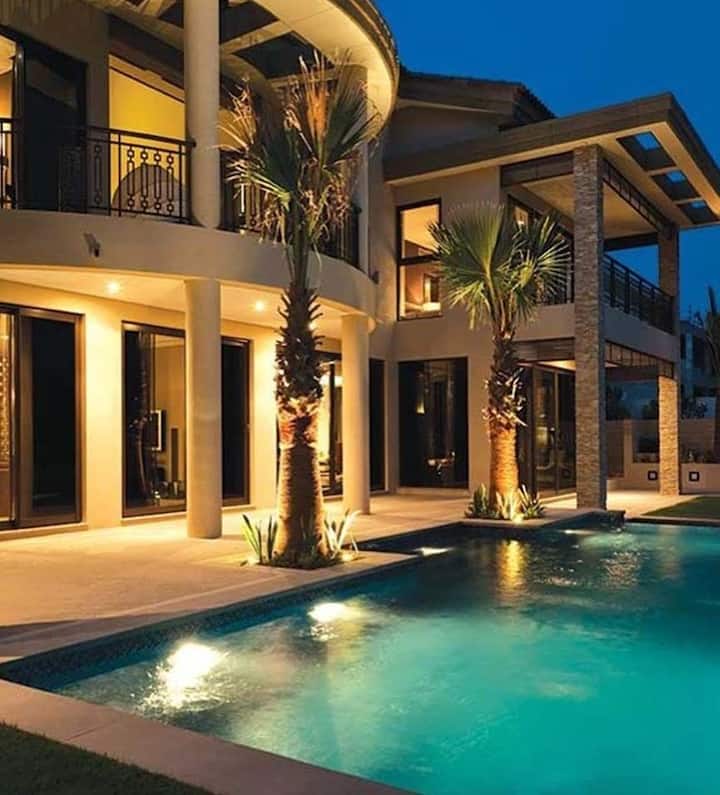 Now we look at the luxurious bungalow of Aishwarya Rai. According to GQ, the couple bought this Royal bungalow in Dubai for Rs 16 crore in 2015. The big lawn and swimming pool present here is increasing the beauty of this house even more. Let me tell you, this Dubai villa of the couple is located in the Sanctuary Falls of Jumera Golf Estates.