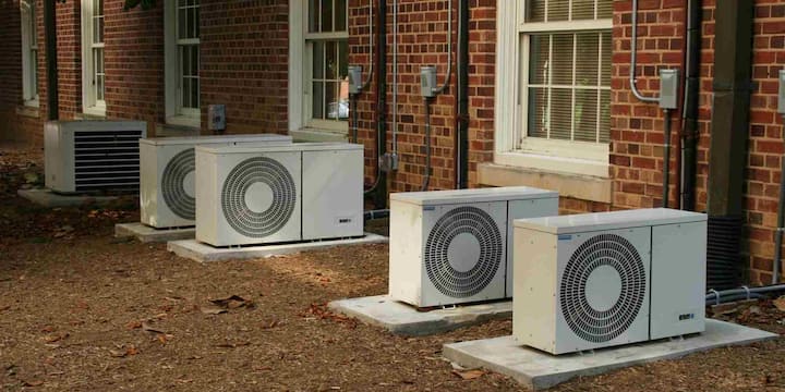कमरे को गर्म करने के लिए खास तरह के Hot & Cold AC उपलब्ध होते हैं. इनमें अलग तकनीक का इस्तेमाल किया जाता है जिससे यह गर्मियों में ठंडी और सर्दियों में गर्म हवा दे सकें. इन AC को उल्टा लगाने की जरूरत नहीं पड़ती, क्योंकि इन्हें दोनों मौसमों के हिसाब से बनाया ही जाता है.