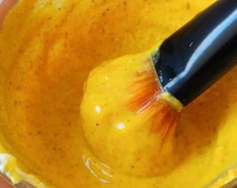 दही और बेसन का फेसपैक: दही और बेसन का मिश्रण स्किन को डीप क्लीन करता है और टैनिंग हटाता है. इसमें मौजूद लैक्टिक एसिड और प्रोटीन चेहरे को स्मूद और ग्लोइंग बनाते हैं.
