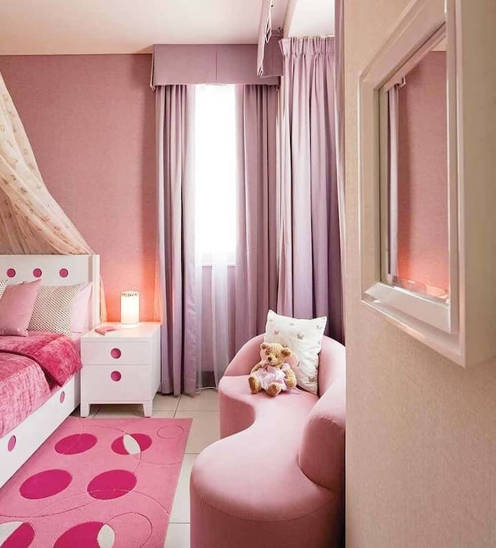 Aishwarya Rai has also decorated her daughter Aaradhya's room with great love. Keeping in mind his daughter's choice, he has kept the theme pink of this room. Purple layers are installed here to compensate the color of the room.