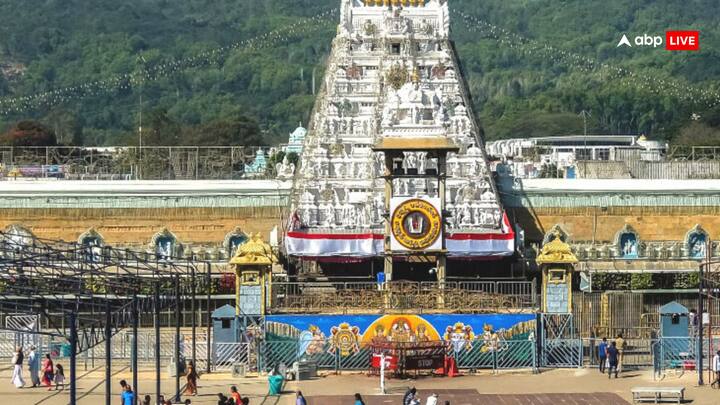आंध्र प्रदेश का तिरुमाला (तिरुपति मंदिर) जहां भक्त दुनिया भर से भगवान तिरुपति के दर्शन करने के लिए आते हैं. तिरुपति मंदिर में भी विशेष धार्मिक अनुष्ठानों के मौके पर वीआईपी दर्शन बंद कर दिए जाते हैं.