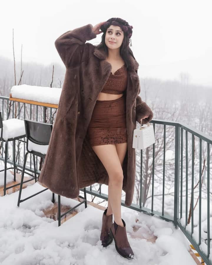 इस लुक मे ईशा ने विंटर में ब्राउन शेड का को-ऑर्ड सेट पहना है जिसपर फॉर कोट कैरी किया है. साथ में एंकल-लेंथ बूट्स, छोटा हैंडबैग और हेयर एक्सेसरी ने उनके लुक को ट्रेंडी और चीक बना दिया है.