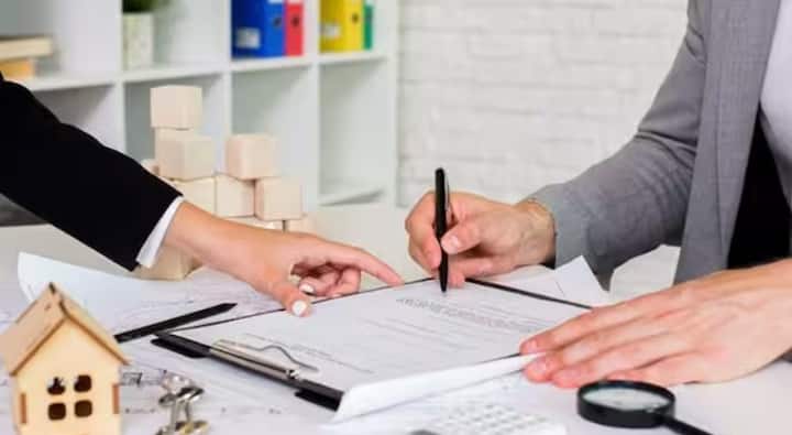 विदेश में घर खरीदना एक लंबी और जटिल प्रक्रिया हो सकती है। जल्दबाजी करने के बजाय, सही जानकारी के साथ आगे बढ़ना बेहतर है। ज़रूरी दस्तावेज़ों और पूरी की जाने वाली औपचारिकताओं को समझना ज़रूरी है।