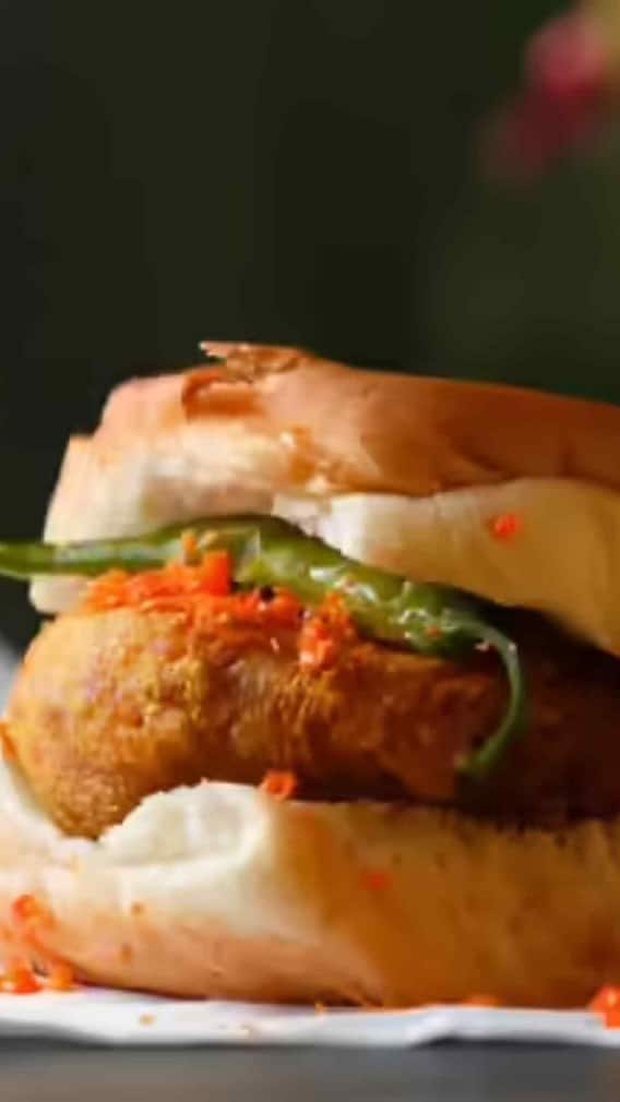 दिल्ली की फेमस सेंट्रल मार्केट के ये 5 स्ट्रीट फूड स्पॉट आपको बना देंगे फैन