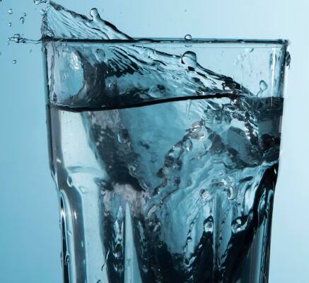 ਖੜ੍ਹੇ ਹੋ ਕੇ ਪਾਣੀ ਪੀਣਾ ਇਕ ਵੱਡੀ ਗਲਤੀ ਹੈ। ਵੱਡੇ-ਬੁੱਢੇ ਵੀ ਇਸ ਤੋਂ ਮਨ੍ਹਾ ਕਰਦੇ ਹਨ। ਇਸ ਨਾਲ ਸਰੀਰ ਨੂੰ ਪਾਣੀ ਦੇ ਪੂਰੇ ਫਾਇਦੇ ਨਹੀਂ ਮਿਲਦੇ। ਇਸ ਲਈ ਹਮੇਸ਼ਾ ਬੈਠ ਕੇ ਹੀ ਪਾਣੀ ਪੀਣਾ ਚਾਹੀਦਾ ਹੈ।