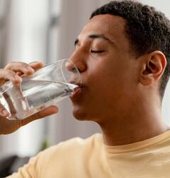 ਸਾਵਧਾਨ! ਕਿਤੇ ਤੁਸੀਂ ਵੀ ਤਾਂ ਨਹੀਂ ਕਰ ਰਹੇ ਪਾਣੀ ਪੀਣ ਸਮੇਂ ਇਹ ਗਲਤੀਆਂ...ਤੁਰੰਤ ਸੁਧਾਰੋ, ਨਹੀਂ ਤਾਂ ਹੋਏਗਾ ਨੁਕਸਾਨ