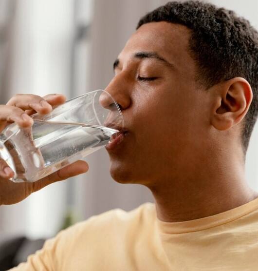 ਪਾਣੀ ਪੀਣ ਨਾਲ ਸਾਡੀ ਸਿਹਤ ਨੂੰ ਕਈ ਫਾਇਦੇ ਮਿਲਦੇ ਹਨ, ਜਿਵੇਂ ਸਕਿਨ ਦੀ ਸਫਾਈ ਅਤੇ ਰੋਗਾਂ ਤੋਂ ਬਚਾਅ। ਪਰ ਕਈ ਵਾਰ 2-3 ਲੀਟਰ ਪਾਣੀ ਪੀਣ ਦੇ ਬਾਵਜੂਦ ਲਾਭ ਨਹੀਂ ਮਿਲਦਾ। ਇਸ ਦਾ ਕਾਰਨ ਸਾਡੀਆਂ ਕੁਝ ਗਲਤੀਆਂ ਹੋ ਸਕਦੀਆਂ ਹਨ। ਸਹੀ ਸਮੇਂ ਅਤੇ ਸਹੀ ਤਰੀਕੇ ਨਾਲ ਪਾਣੀ ਪੀਣ ਨਾਲ ਹੀ ਸਰੀਰ ਨੂੰ ਪੂਰਾ ਫਾਇਦਾ ਮਿਲਦਾ ਹੈ