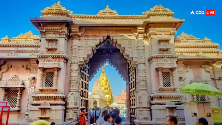उत्तर प्रदेश के वाराणसी स्थित काशी विश्वनाथ मंदिर में भी महाशिवरात्रि और अन्य धार्मिक अनुष्ठान और उत्सव के मौके पर वीआईपी दर्शन को पूरी तरह से बंद कर दिया जाता है.
