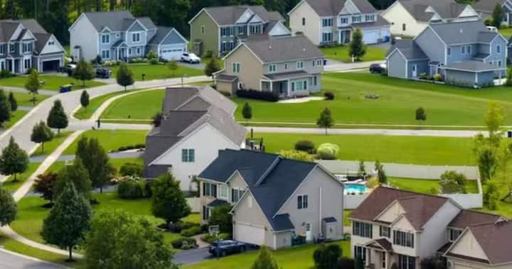 इसके अलावा, कई देशों में, संपत्ति खरीदने से पहले स्थानीय सरकार के साथ कुछ समझौते या पंजीकरण प्रक्रियाएँ पूरी करनी होती हैं। बाद में किसी भी विवाद से बचने और धोखाधड़ी से बचने के लिए आपको इस दौरान किसी वकील या विशेषज्ञ की मदद लेनी चाहिए।