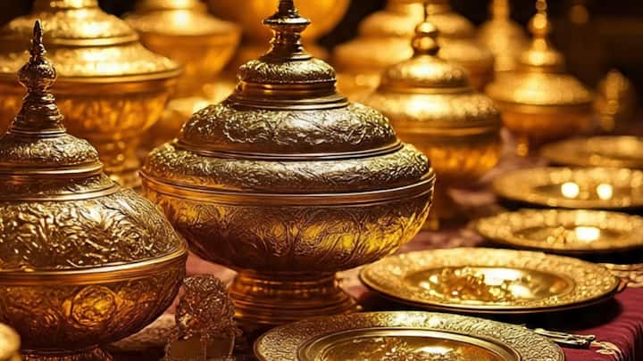 त्रिशूरमध्ये अनेक कारखाने आणि कारागीर आहेत, जे मोठ्या प्रमाणात सोन्याचे दागिने बनवतात. दक्षिण भारतातील सोन्याच्या व्यापाराचे हे एक प्रमुख केंद्र आहे.