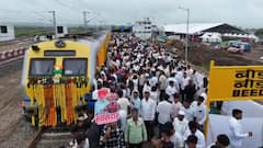 बीडात रेल्वे आली रेss  ट्रेन बघायला, सेल्फी अन् रील्ससाठी स्टेशनवर बीडकरांची गर्दी; व्यासपीठावर नेतेमंडळींची टोलेबाजी