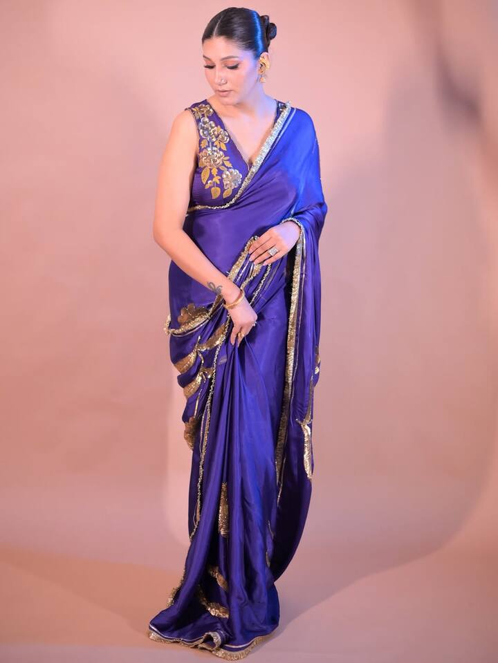 जिसमें उन्होंनें ब्लू और गोल्डन कॉमंबिनेशन वाली साड़ी पहनीं हैं.