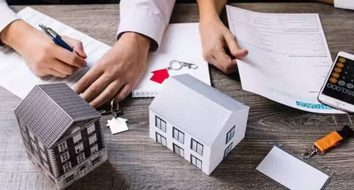 अगर आप विदेश में घर खरीदने की योजना बना रहे हैं, तो सरकारी नियमों के अनुसार अनुमति लेना ज़रूरी है। भारतीय रिज़र्व बैंक ने भी भारतीय नागरिकों के लिए विशिष्ट दिशानिर्देश निर्धारित किए हैं जिनका पालन करना अनिवार्य है।